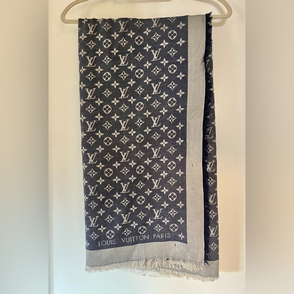AUTHENTIC MONOGRAM LOUIS VUITTON SHAWL - Picture 1 of 6